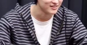 Popular Singer Hit With Fierce Backlash For Putting In Zero Effort At Fan Sign Event