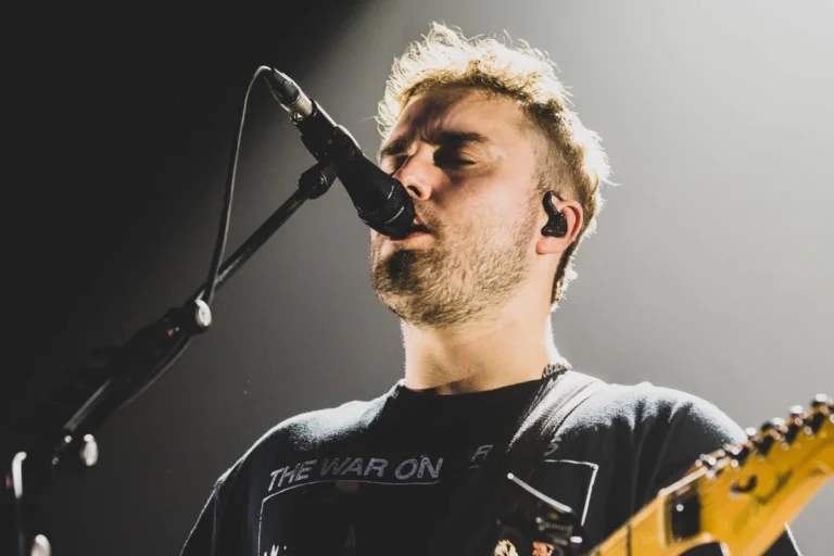 sam-fender-and-olivia-deans-what-was-that-tops-uk-singles-chart-for-seventh-non-consecutive-week-dominating-2026-charts