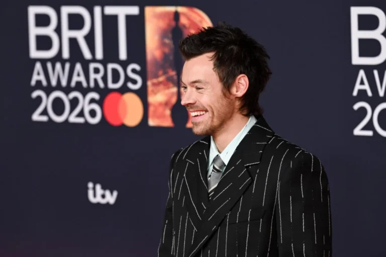 sign-of-the-times-debuts-at-no-3-on-billboards-top-movie-songs-chart