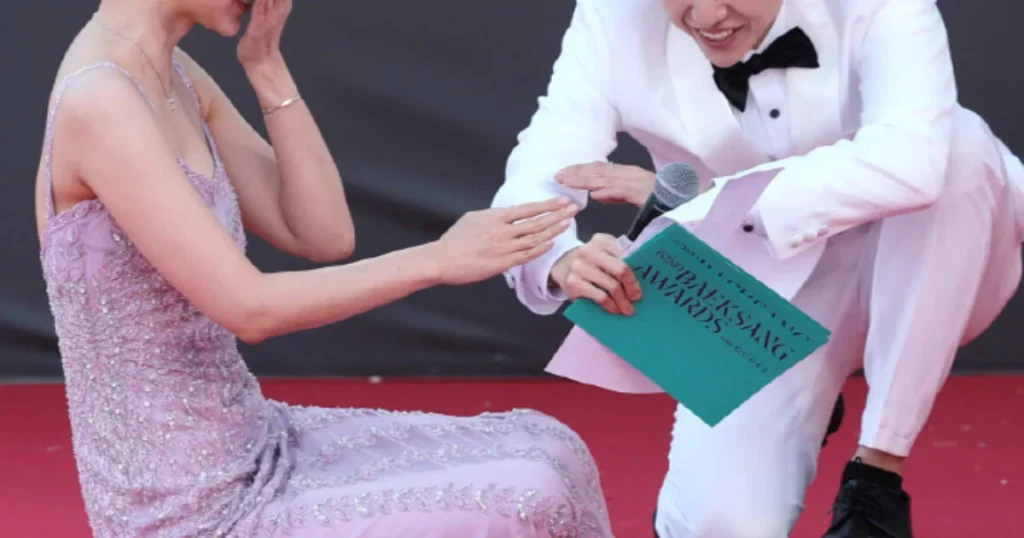 Award Show Host’s Quick Actions Saves Actress On The Red Carpet