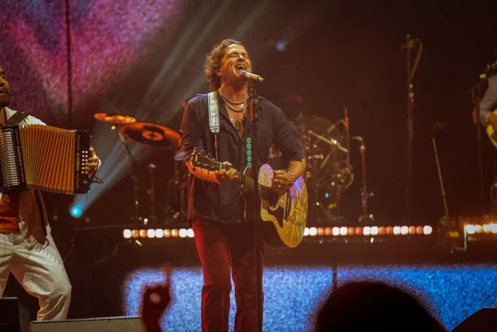 Carlos Vives Returns to Latin Airplay Chart Summit with "Te Dedico"