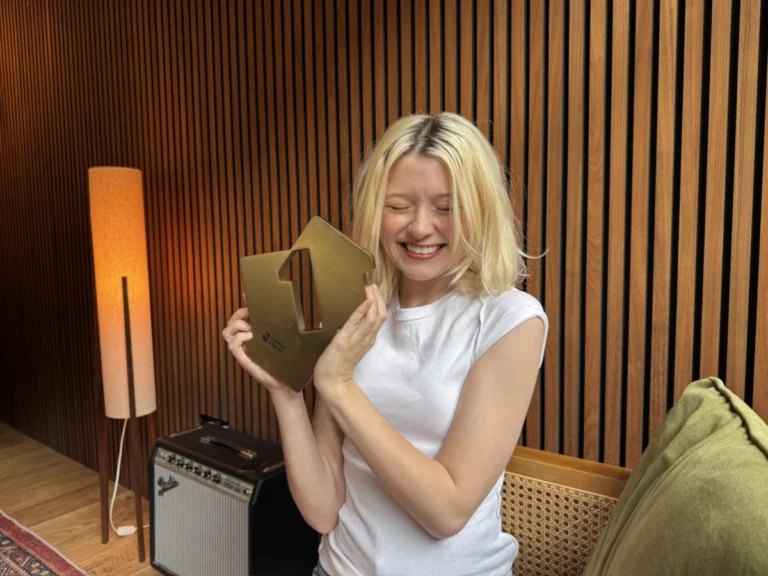 maisie-peters-secures-second-consecutive-u-k-no-1-album-with-florescence-edging-out-michael-jackson