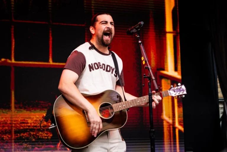 noah-kahans-the-great-divide-debuts-at-no-1-on-billboard-200-with-staggering-389000-units