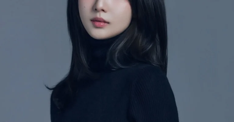 fans-are-in-tears-after-loona-member-reveals-why-she-spells-groups-name-differently