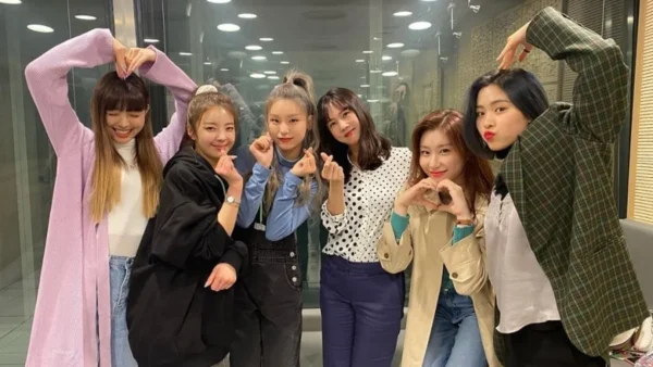 ITZY Shares Insights on WANNABE Comeback and Memorable Moments from Paris et ITZY Variety Series During SBS Power FM Appearance