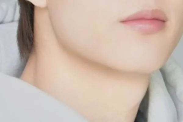 Third-Generation Acting Family’s Teenage Son Stuns With “Debut-Ready Idol Visuals”