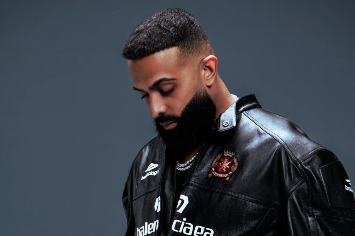 It’s a ‘Polaroid’ Moment for Eladio Carrión With Second Latin Airplay No. 1