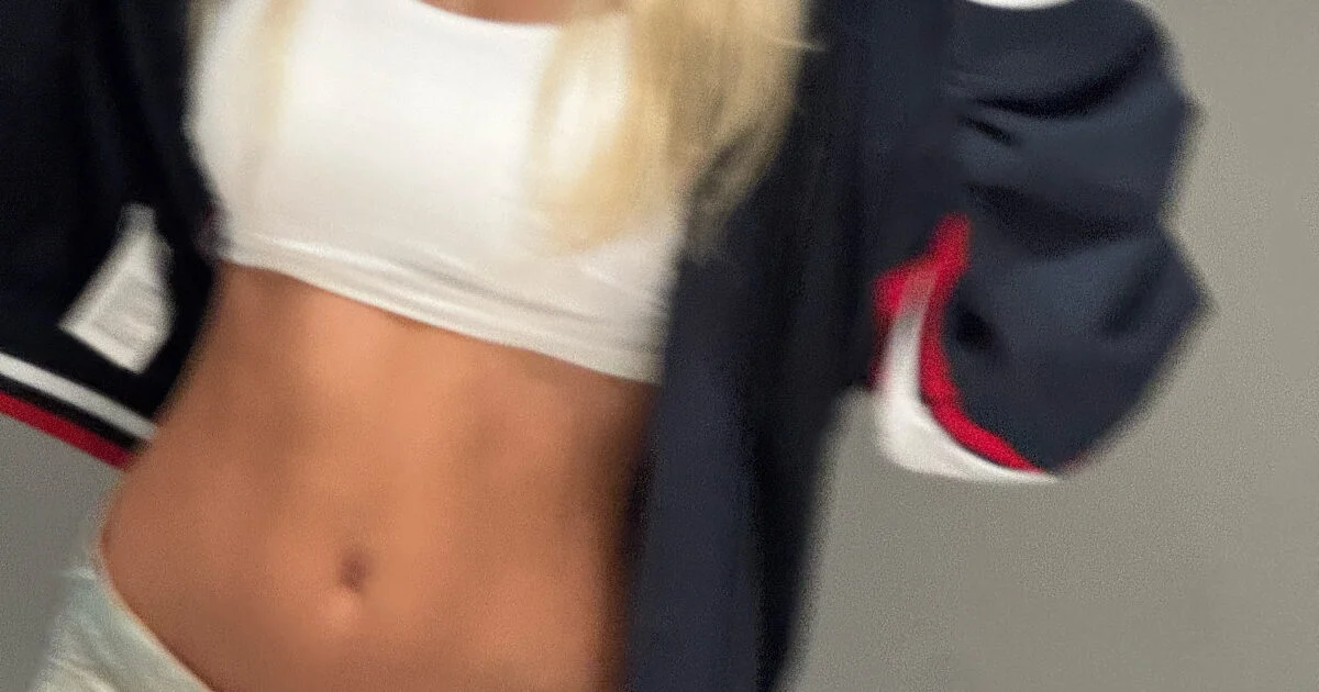 trending-girl-group-idol-showcases-unreal-defined-abs